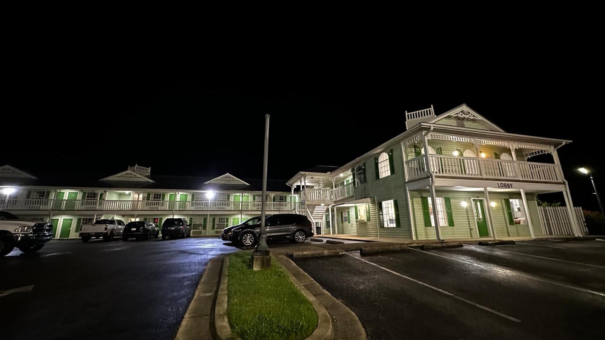 Key West Inn - Chatsworth Екстер'єр фото