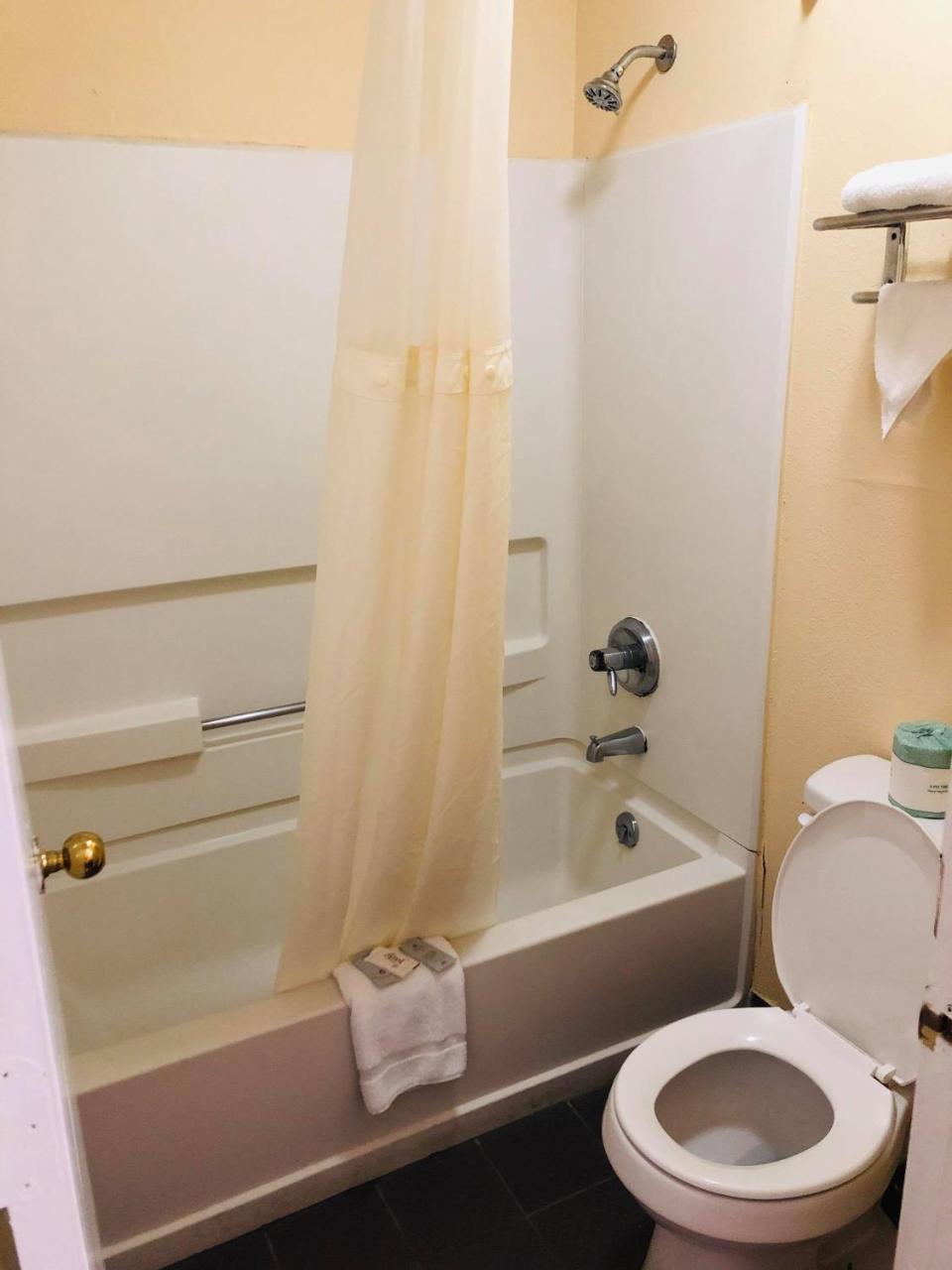 Key West Inn - Chatsworth Екстер'єр фото